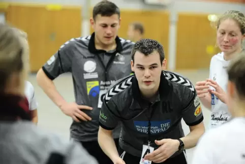 Rüdiger Lydorf (vorne) coacht seine Zweibrücker Handball-Frauen.