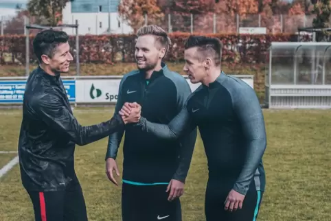 Ein Handschlag fast auf Augenhöhe mit dem Weltfußballer: Der Ixheimer C-Klasse-Kicker Michael Rauf (rechts) trifft Robert Lewand