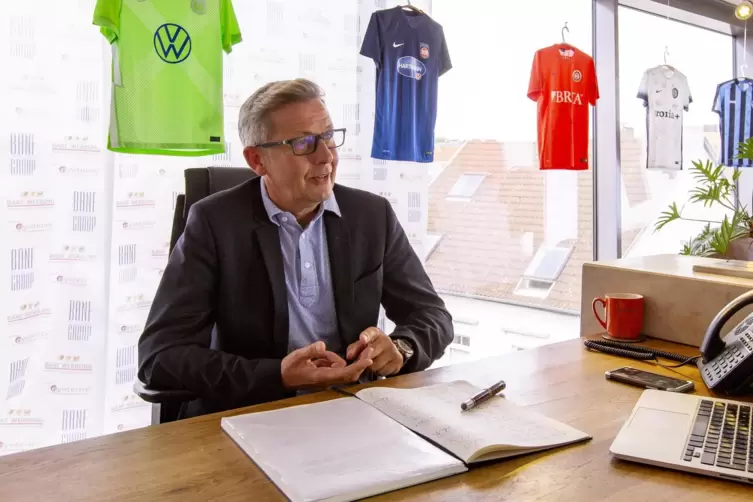 Patrick Banf sorgt mit seiner Firma dafür, dass die Sponsoren von Clubs wie VfL Wolfsburg oder Wehen Wiesbaden bestmöglich im St
