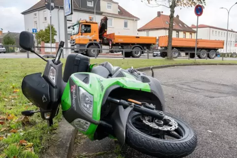 Umgeworfen hat das Sturmtief „Ignatz“ auch diesen Roller in der Rheinbergerstraße.