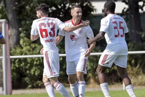 Nicola Maillet (Mitte) trifft und trifft für den Ludwigshafener SC. 