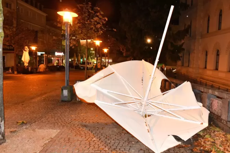 In den St&auml;dten flogen Schirme davon und mancherorts kippten Bauz&auml;une um. Nach dem Sturm begannen die Aufr&auml;umarbeiten.