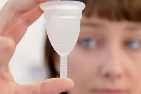 Zum Semesterbeginn werden in den Mensen der Universität des Saarlandes Menstruationstassen verteilt.