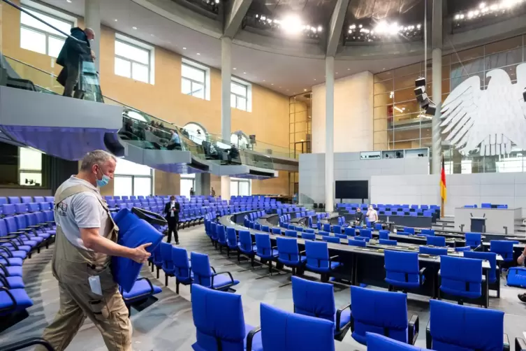 Neues steht bevor: Nicht nur im Plenarsaal, wo derzeit die Stühle für die konstituierende Sitzung des Bundestages neu geordnet w