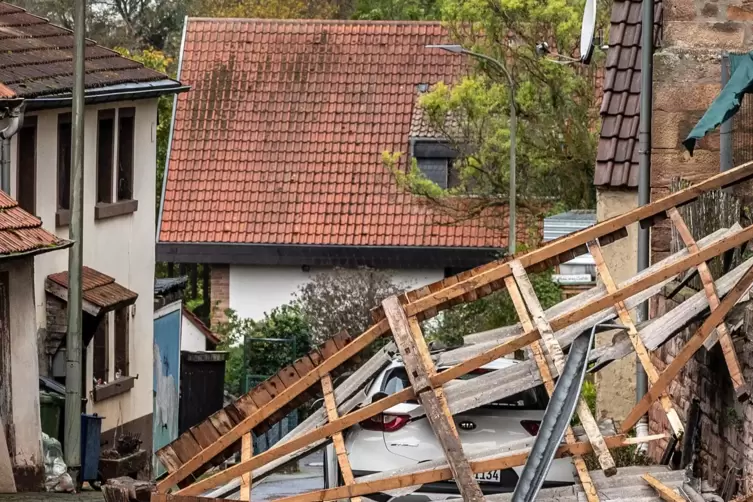 Die Ursache des Stromausfalls in Standenb&uuml;hl: Die Holz-Dachkonstruktion, die gegen eine Stromleitung geflogen war. 