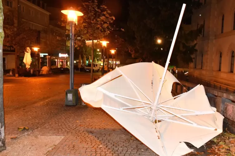 Symbolbild f&uuml;r die Sturmfolgen an vielen Stellen: Was nicht fest war, wurde weggeweht &ndash; die Sch&auml;den blieben aber vergleichsweise