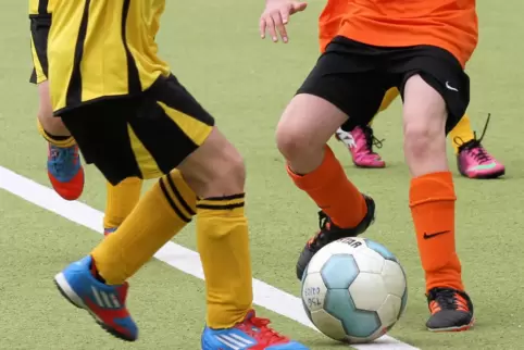Fußballbegeisterte Jugendliche aus vielen Städten sind in Ludwigshafen zu Gast.
