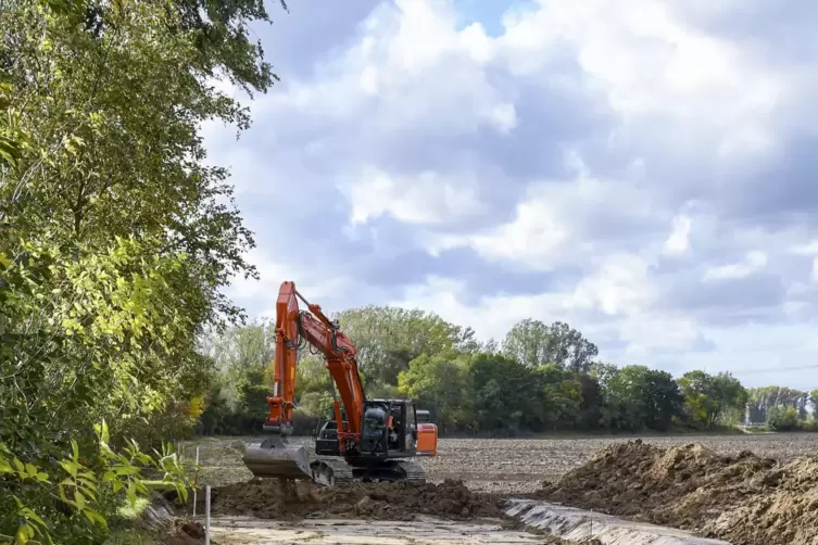 Seit Anfang der Woche rollen s&uuml;dlich der Petersau die Bagger. Von der Einm&uuml;ndung der K1 soll entlang der B9 eine Zufahrt zum Wer