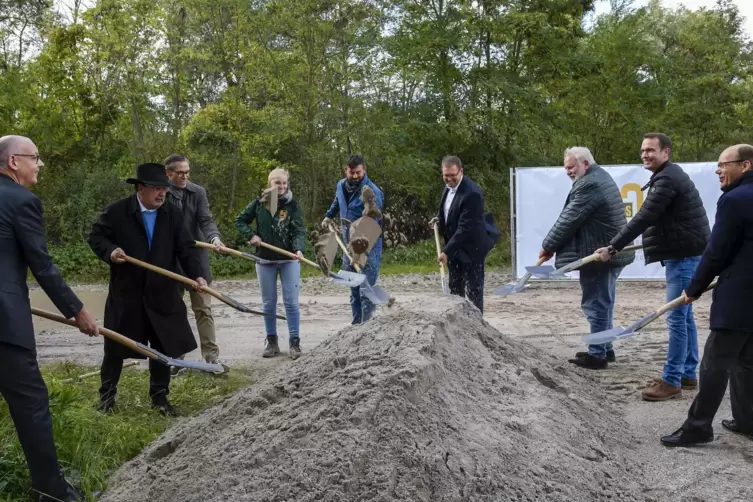 Zum symbolischen Spatenstich am Donnerstagnachmittag kamen unter anderem Vertreter der Gemeinde Bobenheim-Roxheim und der Stadt 