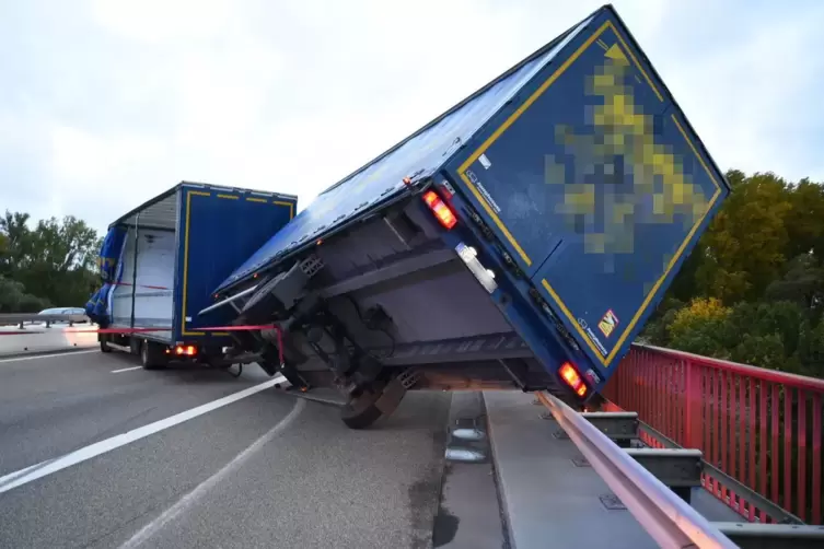 Wegen eines umgewehten Lastwagen-Anhängers muste die A61-Rheinbrücke bei Speyer am Morgen für zwei Stunden gesperrt werden. 