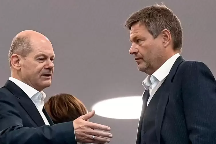 Olaf Scholz (links), SPD-Kanzlerkandidat und Bundesfinanzminister, verhandelt mit dem Bundesvorsitzenden der Grünen, Robert Habe