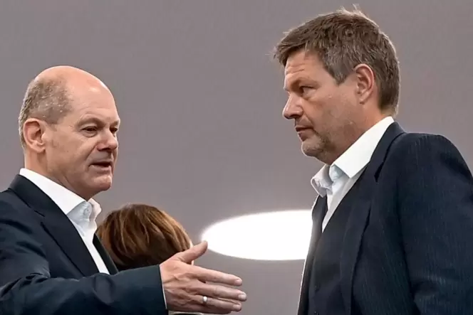 Olaf Scholz (links), SPD-Kanzlerkandidat und Bundesfinanzminister, verhandelt mit dem Bundesvorsitzenden der Grünen, Robert Habe