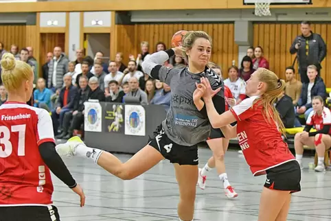 Lucie Krein (Mitte, Oberligaspiel gegen Friesenheim) spielt nun für die TSG Haßloch in der Pfalzliga. 