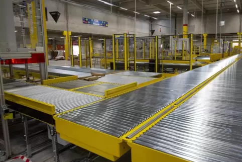 Über diese Sortierstraßen laufen die Pakete im neuen Amazon-Verteilzentrum Ramstein.