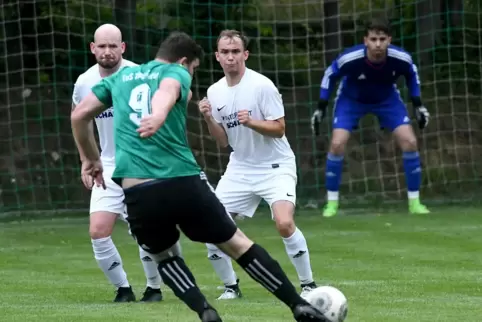 Spielertrainer Daniel Fattler (links) marschiert mit dem TuS Göllheim aktuell in der Tabelle nach vorne. Seit der Niederlage geg