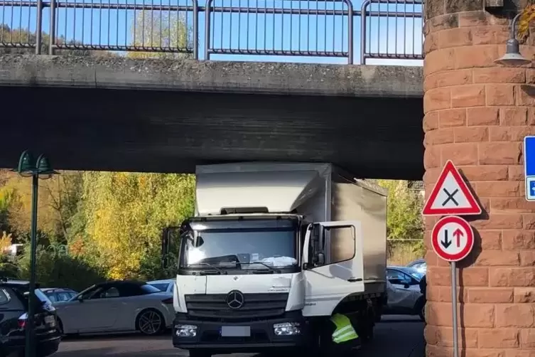 Eine Zentimetersache: Ein Lastwagen blieb am Freitag unter der Marienbrücke stecken. 
