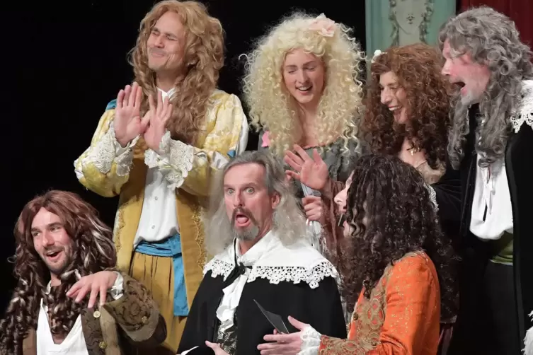  In der Rahmenhandlung überreden Molière (links) und seine Theatergruppe den Marquis (schwarz/Mitte), dem das Theater gehört, am