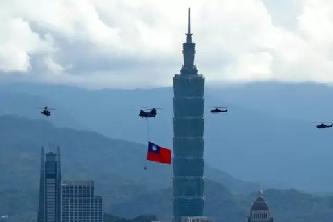 Demonstration für die Eigenständigkeit: Am Nationalfeiertag zieht ein Militärhubschrauber eine riesige Taiwan-Fahne hinter sich 