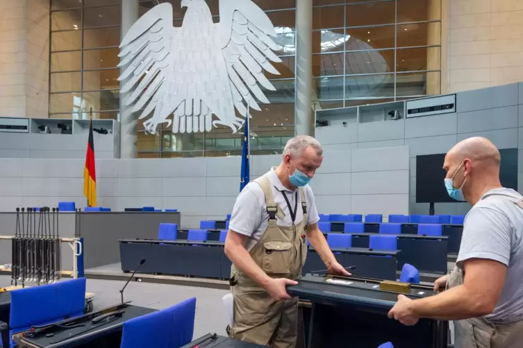 Tische rücken, Stühle versetzen: Im Bundestag bereitet man sich auf die konstituierende Sitzung vor.