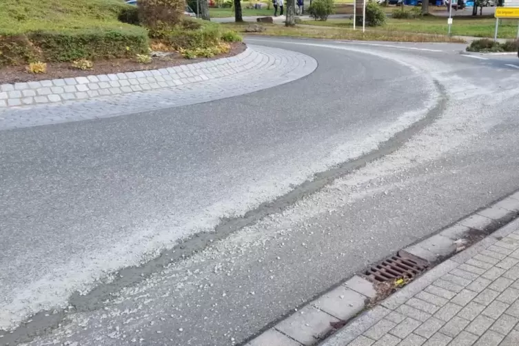 Flüssigbeton trifft kalten Asphaltboden: Im Kreisel in der Weißenburger Straße in Dahn verlor ein Betonmischer einen Teil seiner