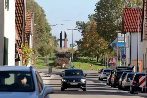 Mit dem Kreisel wurde jetzt der Ausbau der Rheinstraße beendet.