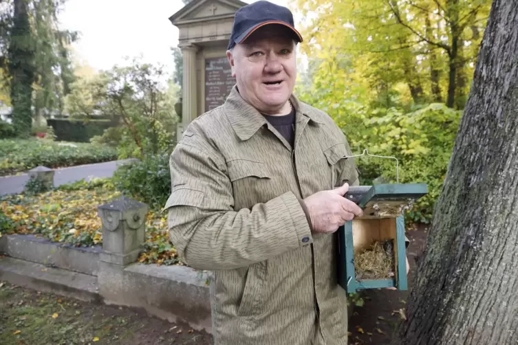 Kurt Wilhelm und sein Team haben die Nistkästen auf dem Hauptfriedhof auf Vordermann gebracht. 