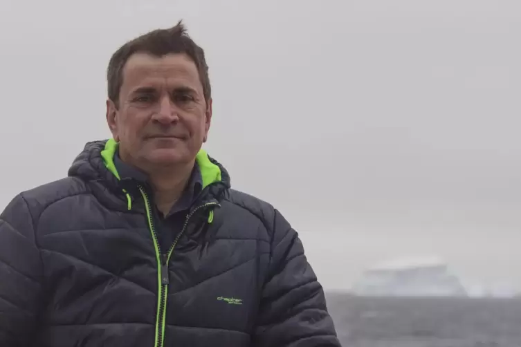 Der Geologe und Klimaforscher Michael Weber bei einer Antarktis-Expedition im Jahr 2019 in der sogenannten "Iceberg Alley".