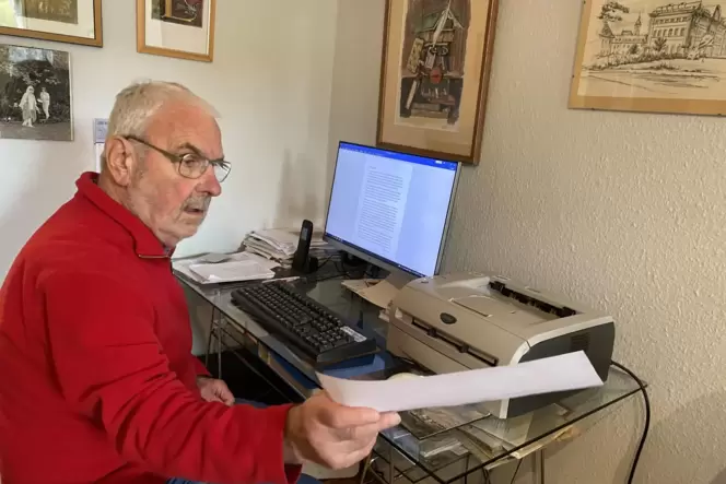 Edgar Steiger druckt den neuen »Sepp vom Hallplatz« aus. Edgar Steiger druckt den neuen »Sepp vom Hallplatz« aus.