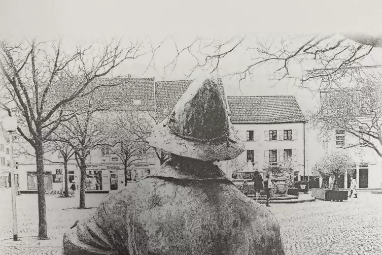 Auf der R&uuml;ckseite des Buches betrachtet der Sepp vom Hallplatz das Geschehen auf dem Platz und in der Stadt. 