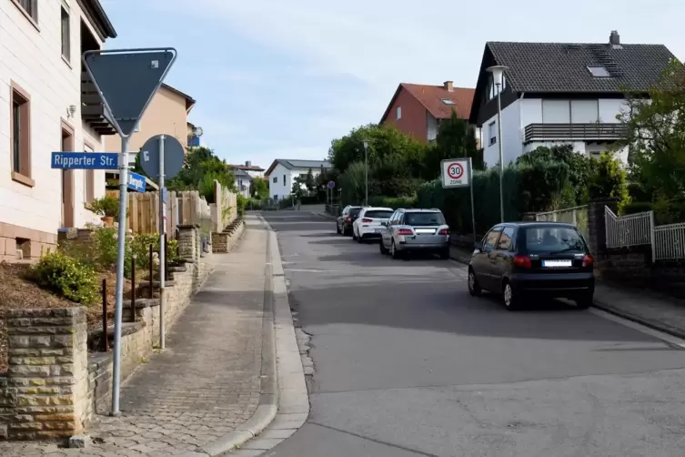 Für die Bergstraße fordern Bürger freie Fahrt, Parkverbote und Geschwindigkeitsbegrenzungen gleichzeitig.