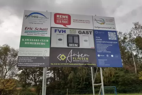Neues Schmuckstück: Anzeigetafel beim FV Heiligenstein.