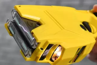 Nur mit einem Taser konnte der Randalierer nach Polizeiangaben gebändigt werden. 