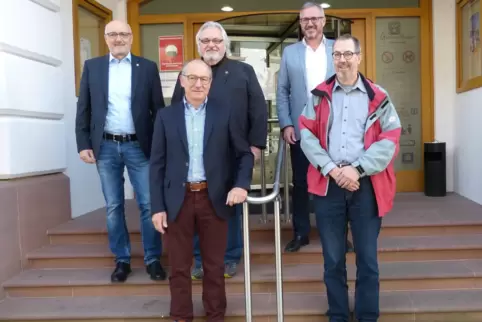 Der Präsident des Lions-Club Germersheim Bernd Dreyer (hinten links) übergab die Spenden im Rathaus. 
