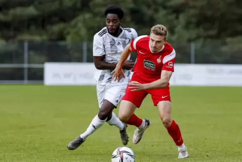 Blieb auch eine Woche vorher im Spiel der U21 gegen Hassia Bingen torlos: FCK-Profi Elias Huth, hier gegen Derrick Amoako. 