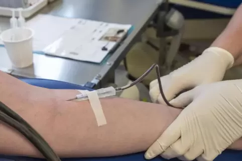 Schon ohne Pandemie spenden in Deutschland zu wenig Menschen ihr Blut. Corona hat das Problem verschärft. 