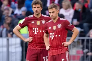 Joshua Kimmich, links Thomas Müller. Joshua Kimmich, links Thomas Müller.