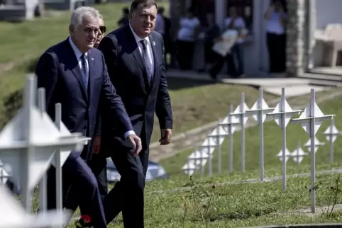„Es gibt keine Autorität auf dieser Welt, die uns aufhalten kann“, sagt Milorad Dodik (rechts), Präsident der Republik Srpska, i