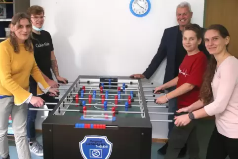 Wer gewinnt beim Tischfußball? Die beiden Neuen zeigen, was sie können: Dimphina Hoffmann (links) und Mareike Nowak. Im Hintergr