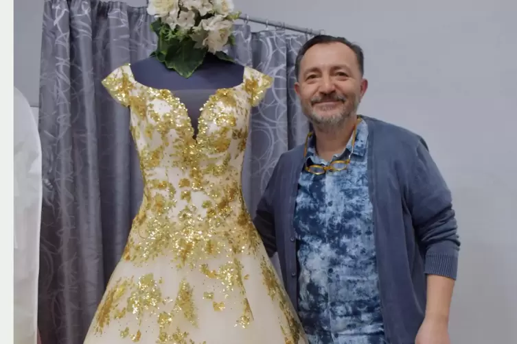 Ein Hochzeitskleid zwar, aber nicht das der Tochter: Fatih Temel in seinem Laden in der Karl-Marx-Straße. 