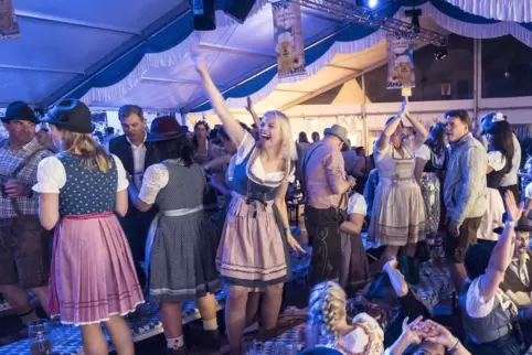 Nach langer Corona-Pause war die Begeisterung, das Ramsteiner Oktoberfest wieder feiern zu können, bei den Besuchern groß. Beide