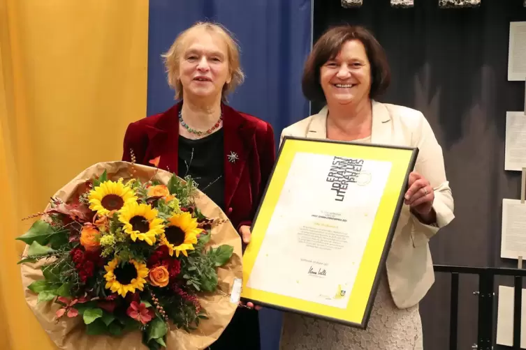 Würdige Preisträgerin: Elke Heidenreich (links) hat den alle drei Jahre vergebenen Ernst-Johann-Literaturpreis aus den Händen vo
