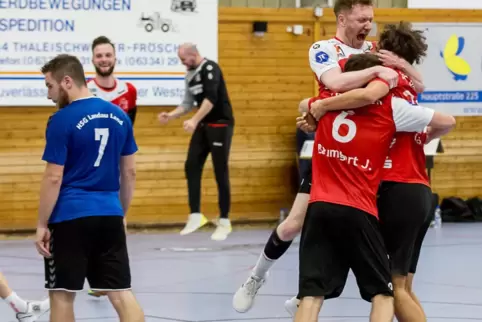 Das Spiel ist aus! In den roten Trikots jubeln die Rodalber (von links) Jonas Goll, Dirk Buchheit und Lucas Haury, während links