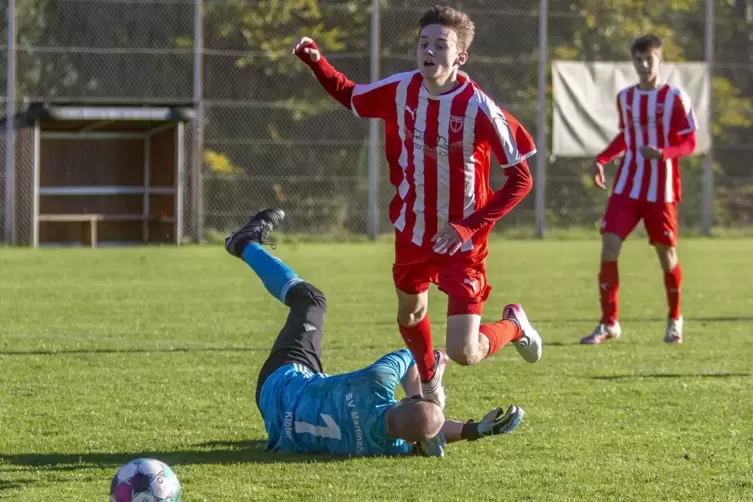 Kein Foul sah der Schiedsrichter in dieser Aktion des Martinshöher Keepers Marvin Klöfer gegen den Contwiger Dreifach-Torschütze