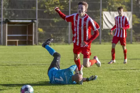 Kein Foul sah der Schiedsrichter in dieser Aktion des Martinshöher Keepers Marvin Klöfer gegen den Contwiger Dreifach-Torschütze