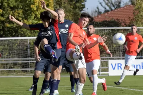 Fußgönheims Daniel Fichtner (rechts) versucht, den Mainzer Rei Okada zu blocken.