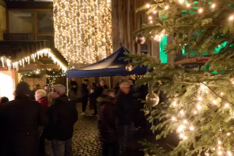 Lichterketten und schönes Ambiente beim Lauterecker Weihnachtsmarkt am Veldenzschloss im Jahr 2018.