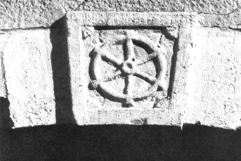Schlussstein aus dem Jahr 1774 an einer ehemaligen Mühle in der Hauptstraße 15 in Germersheim mit Darstellung eines Mühlrades. 
