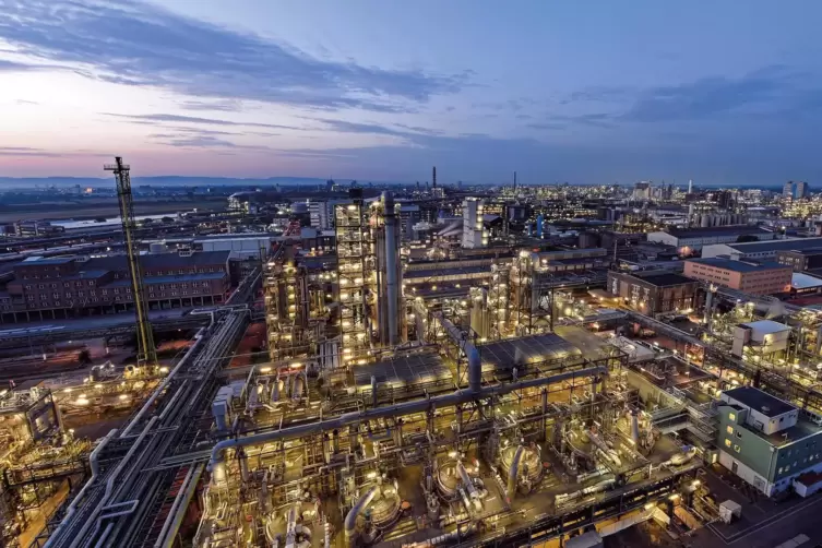 Chemieproduktion benötigt viel Energie: Mit zehn Quadratkilometern Werksgelände ist das Stammwerk der BASF in Ludwigshafen das g
