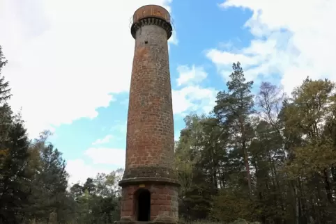 Ist etwa 15 Meter hoch: der Ludwigsturm bei Rhodt. Ist etwa 15 Meter hoch: der Ludwigsturm bei Rhodt.