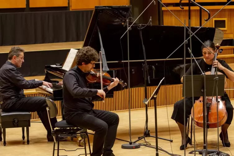Erstes Ensemblekonzert dieser Saison im Lauterer SWR-Studio: von links Paul Rivinius am Klavier, Violinist Ermir Abeschi und Adn